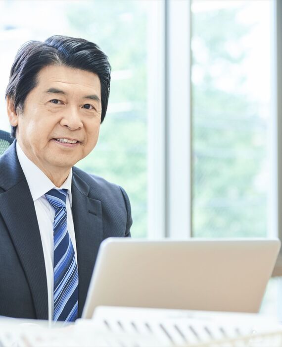 カメラを見つめる代表